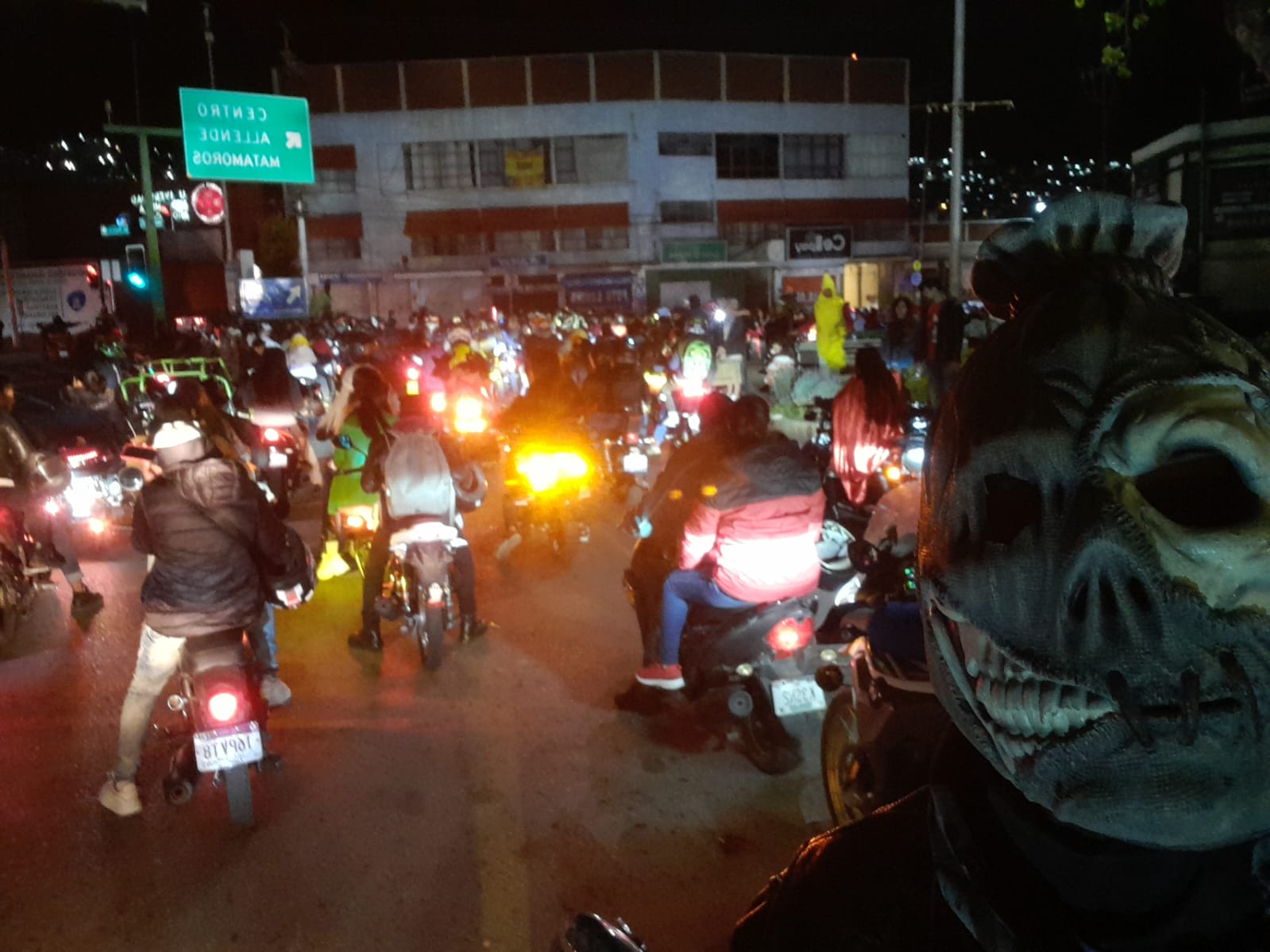 Motociclistas toman Plaza Juárez para celebrar Halloween y Día de